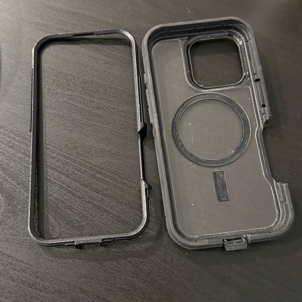iPhone 16 Pro Otterbox Defender Case - Picture 3 of 3